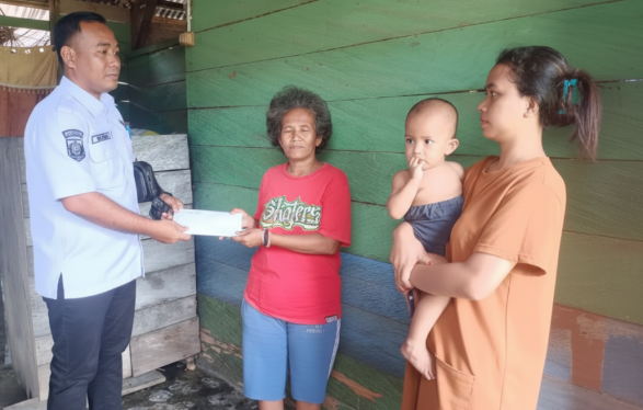 Bantuan Bupati Konawe melalui Plt. Sekretaris Dinas Pekerjaan Umum dan Penataan Ruang (PUPR)